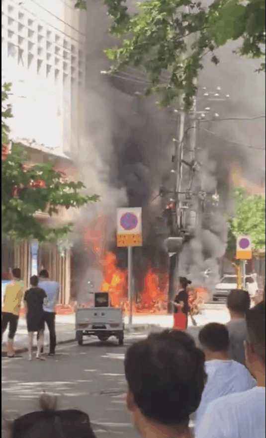 正在發生爆炸的變壓器現場 正在發生爆炸的變壓器現場