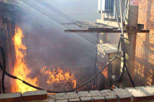 變壓器著火現場圖 變壓器著火現場圖