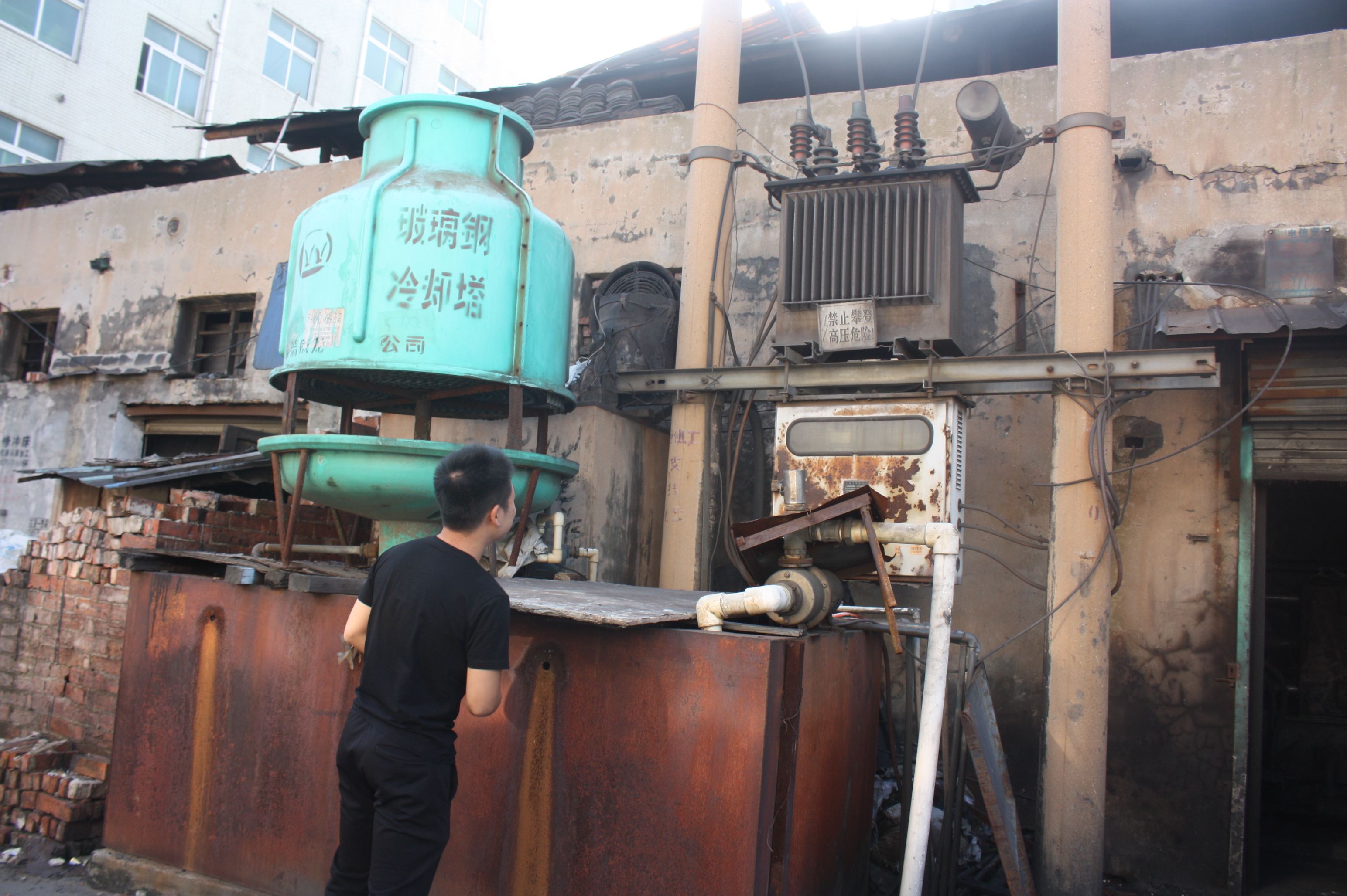 正在給變壓器“體檢”的工作人員 正在給變壓器“體檢”的工作人員