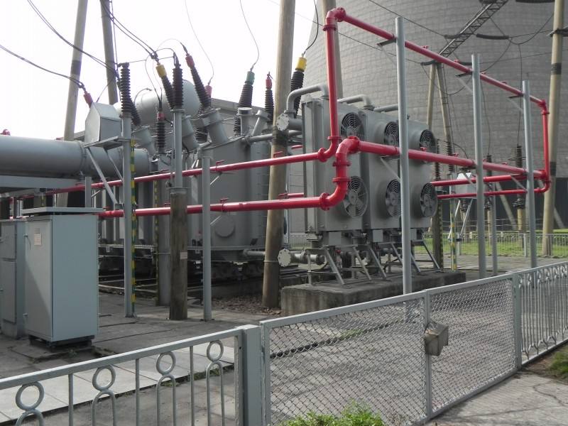 正在進行檢修變壓器的現場 正在進行檢修變壓器的現場